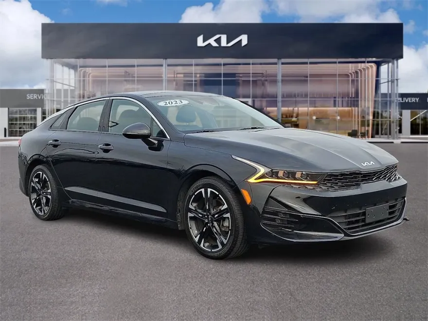 2023 Kia K5 GT-Line photo 1