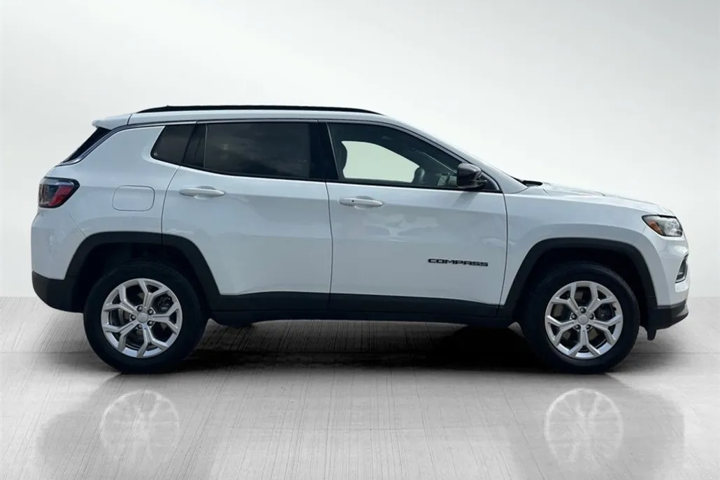 2024 Jeep Compass Latitude photo 1