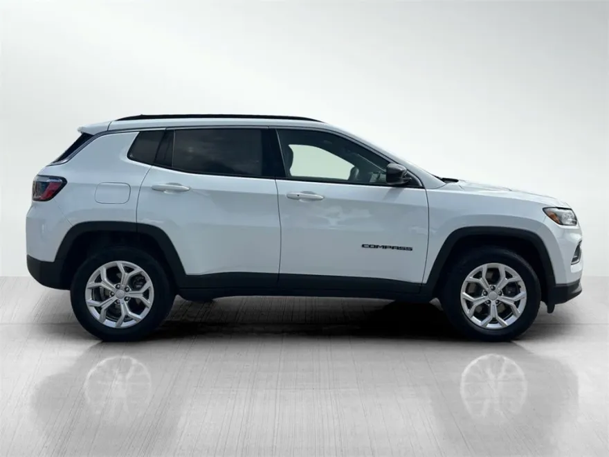 2024 Jeep Compass Latitude photo 1