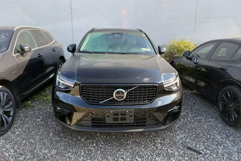 2023 Volvo XC40 AWD Plus photo 1