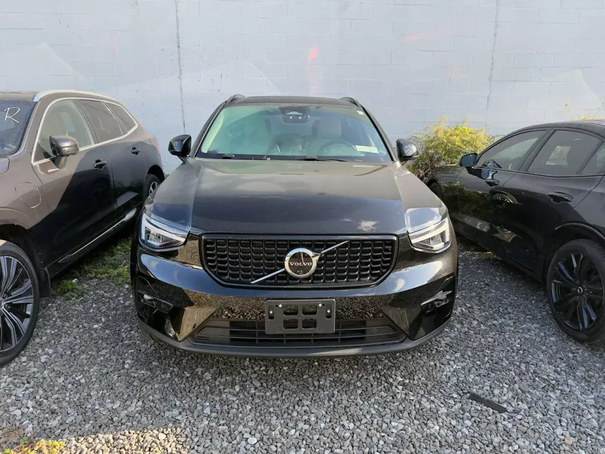 2023 Volvo XC40 AWD Plus photo 1
