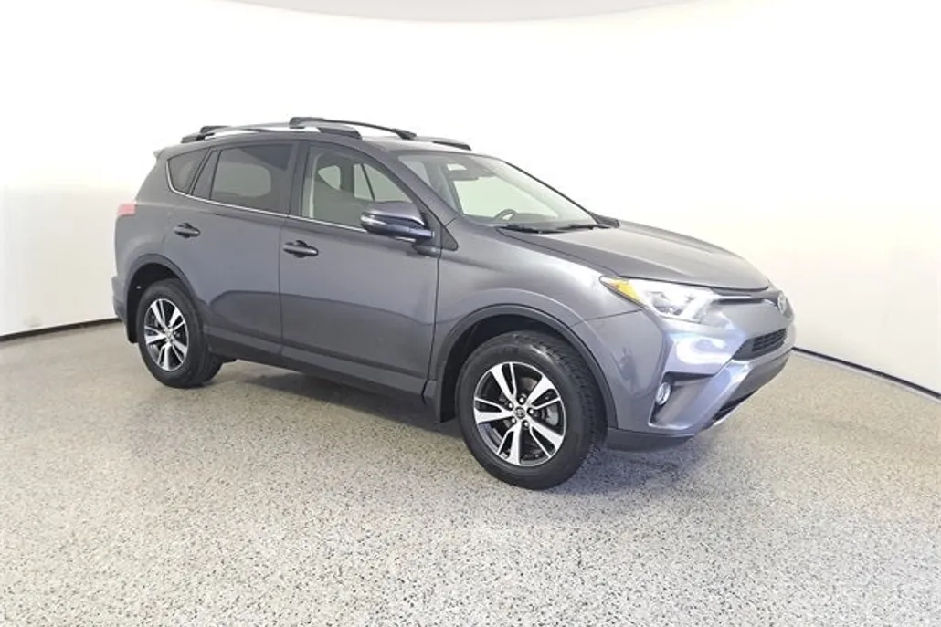 2017 Toyota RAV4 XLE photo 1