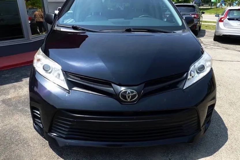 2019 Toyota Sienna L photo 1