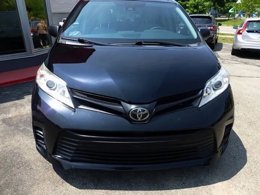 2019 Toyota Sienna L photo 1