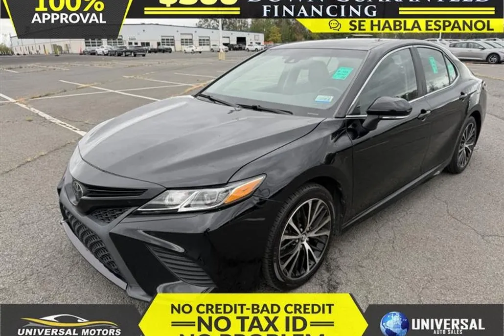 2018 Toyota Camry SE photo 1