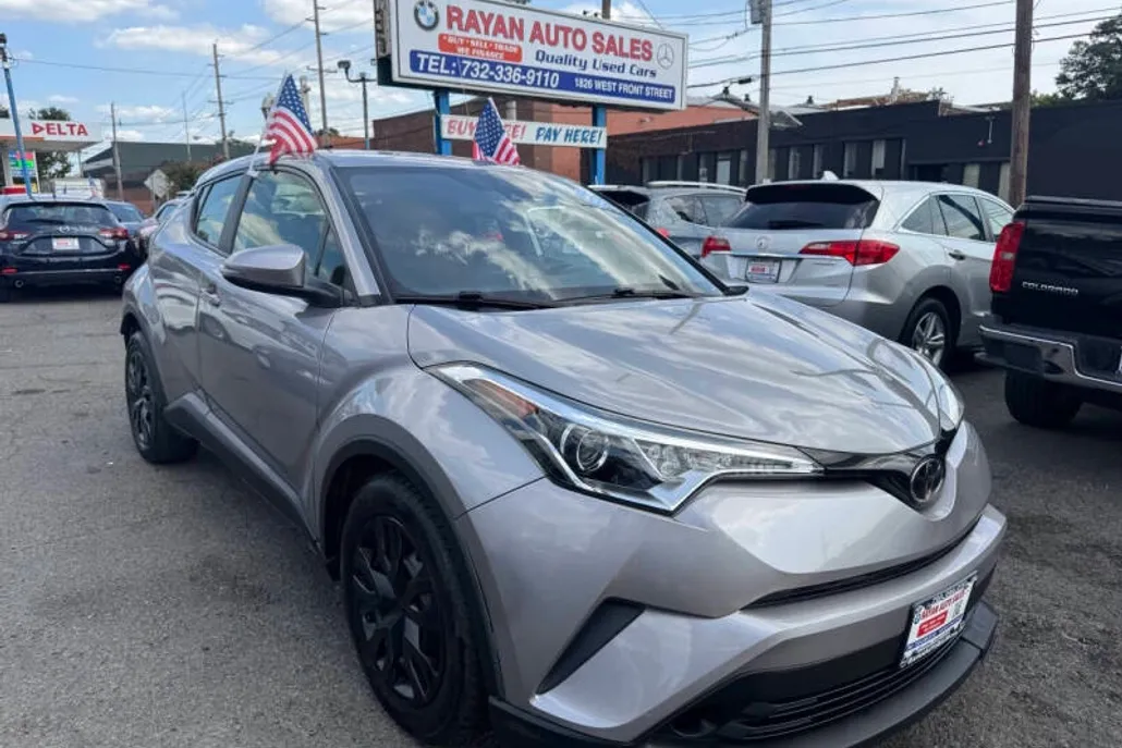 2019 Toyota C-HR LE photo 1