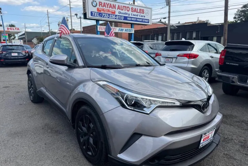2019 Toyota C-HR LE photo 1