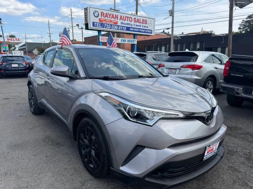 2019 Toyota C-HR LE photo 1