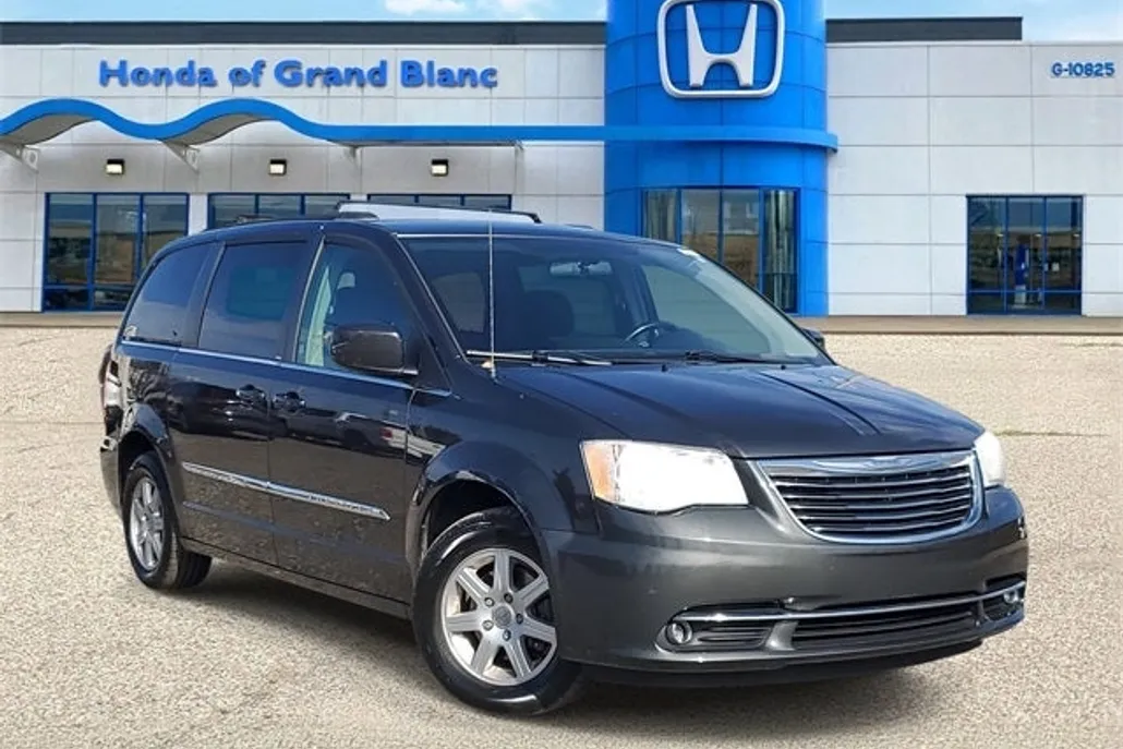 2011 Chrysler Town & Country Touring photo 1