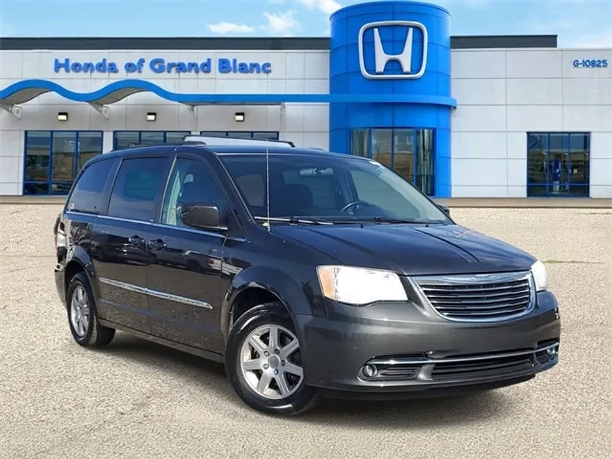2011 Chrysler Town & Country Touring photo 1