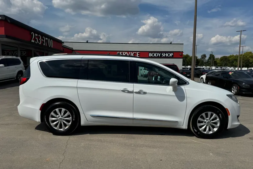2017 Chrysler Pacifica Touring L photo 1