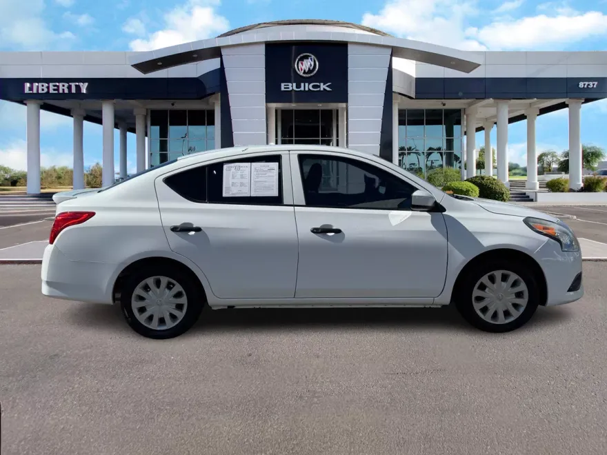 2018 Nissan Versa Sedan Plus photo 1