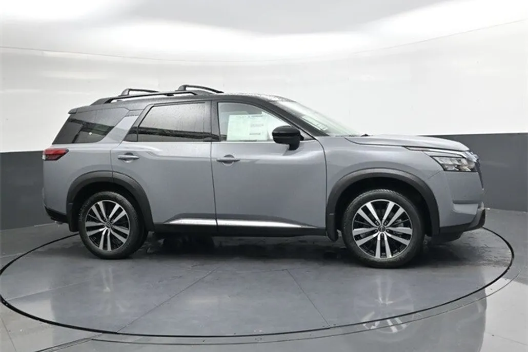 2025 Nissan Pathfinder Platinum photo 1