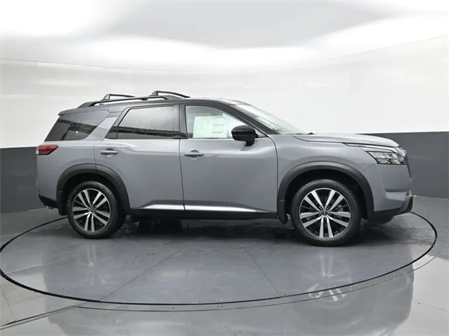 2025 Nissan Pathfinder Platinum photo 1
