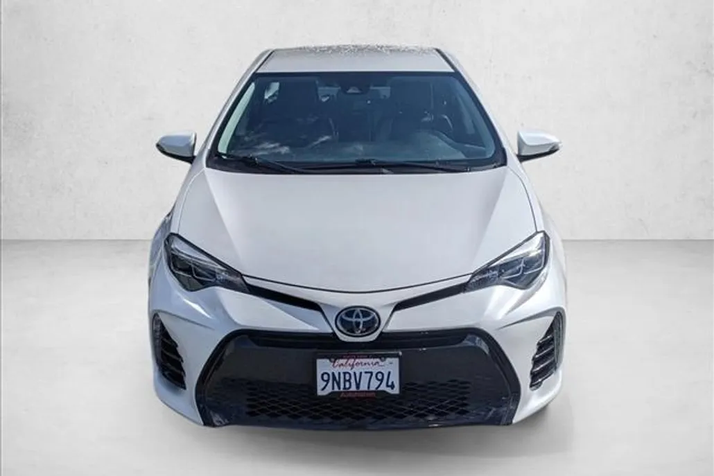 2017 Toyota Corolla SE photo 1