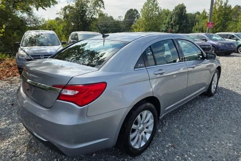 2013 Chrysler 200 Touring photo 1