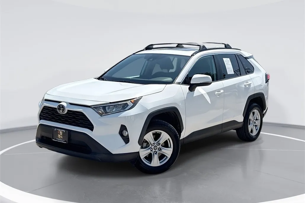 2020 Toyota RAV4 XLE photo 1