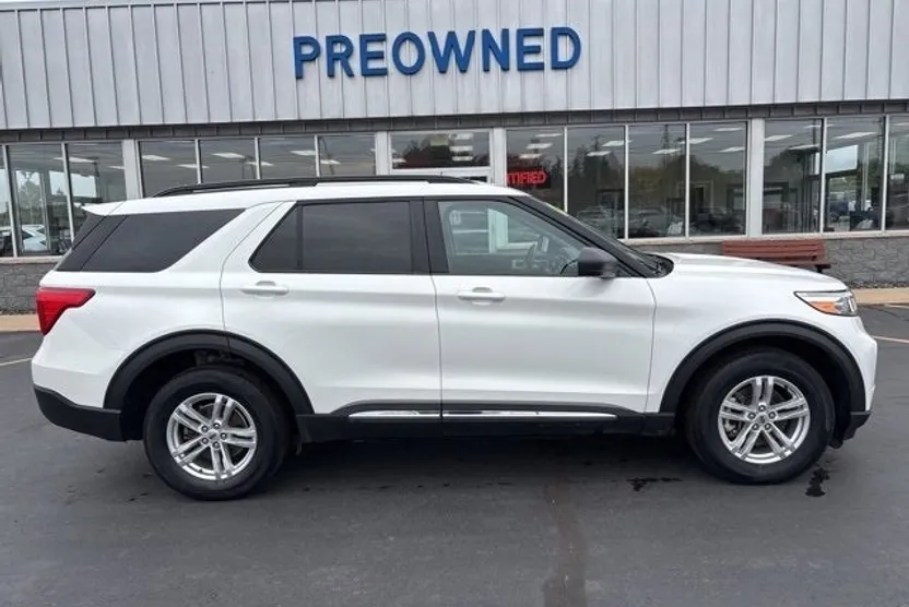 2023 Ford Explorer XLT photo 1