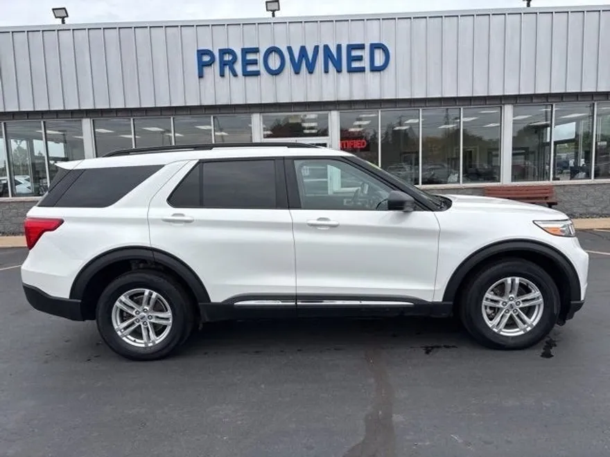 2023 Ford Explorer XLT photo 1
