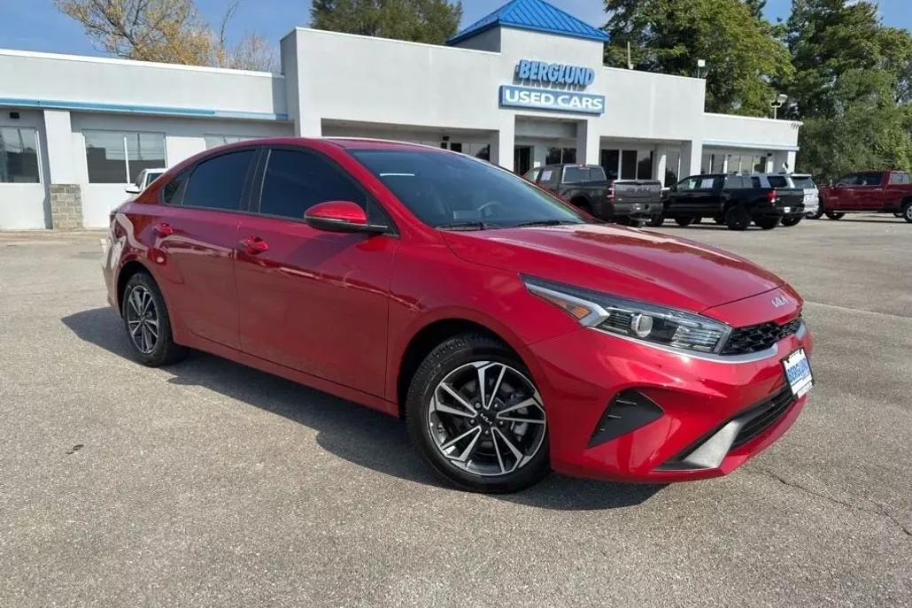 2023 Kia Forte LXS photo 1