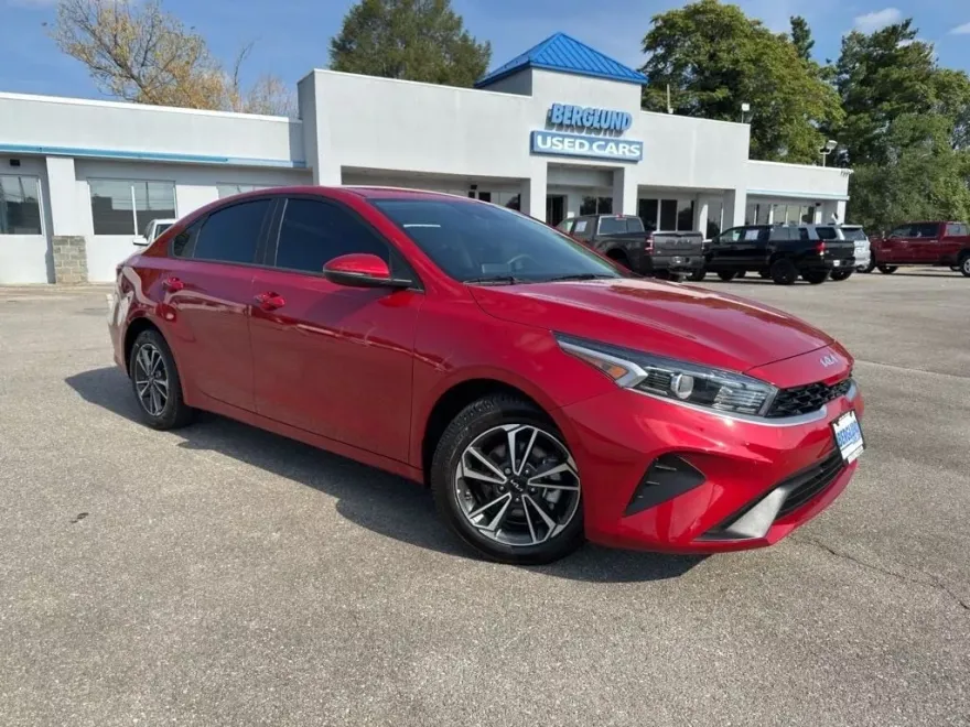 2023 Kia Forte LXS photo 1