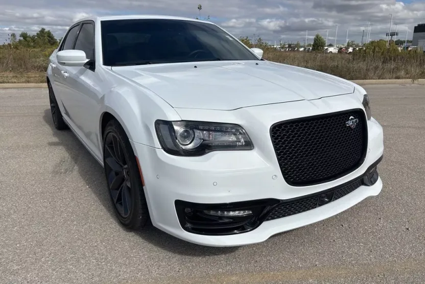 2023 Chrysler 300 C photo 1