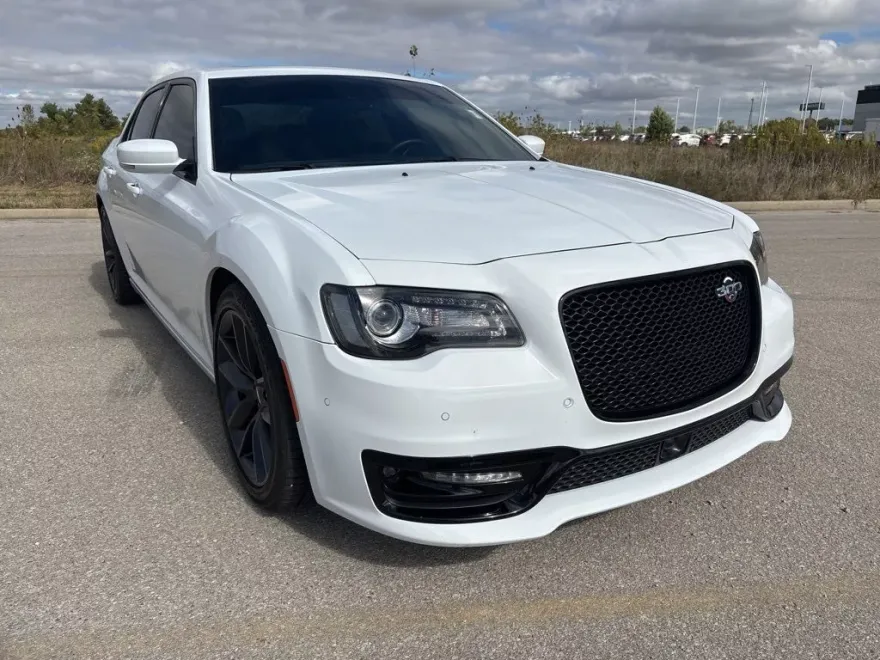 2023 Chrysler 300 C photo 1