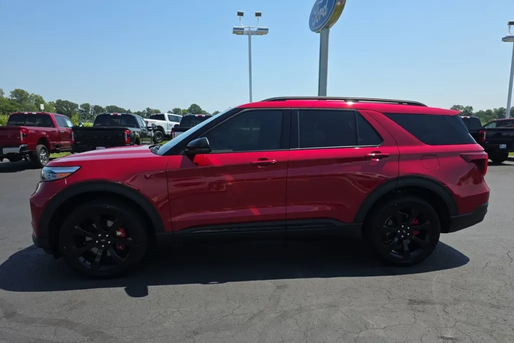2023 Ford Explorer ST photo 1