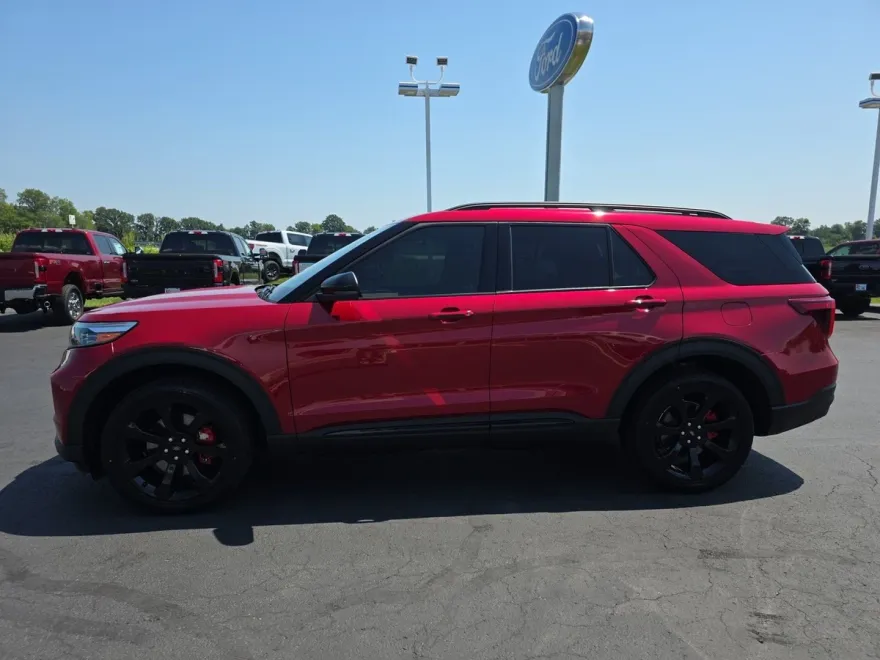 2023 Ford Explorer ST photo 1