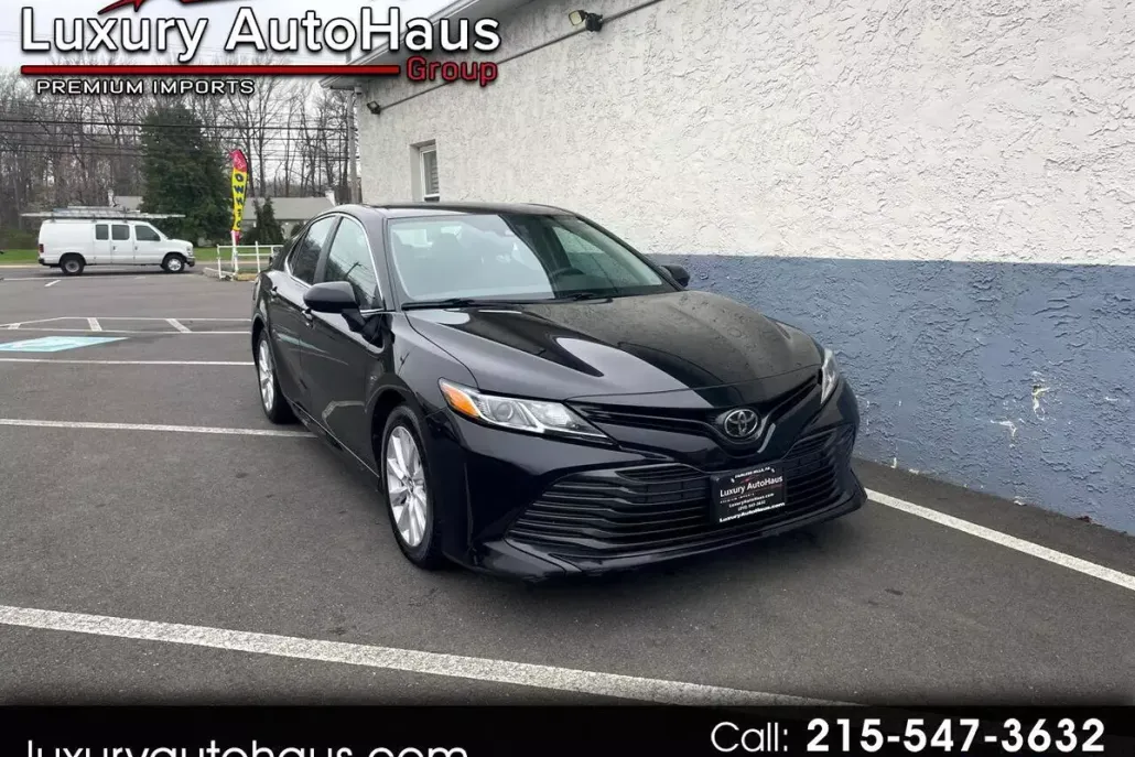 2020 Toyota Camry LE photo 1