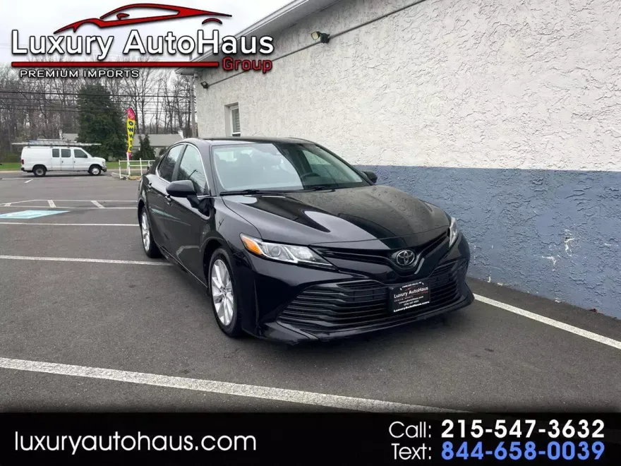 2020 Toyota Camry LE photo 1