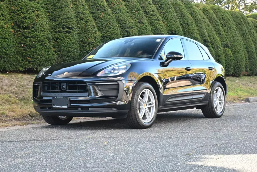 2025 Porsche Macan T photo 1