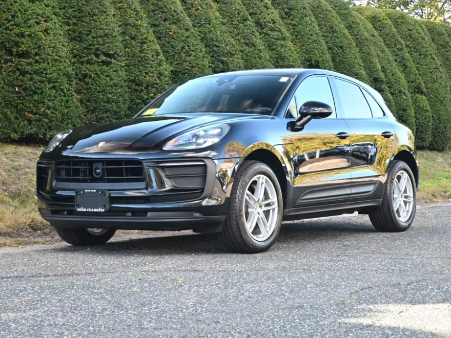 2025 Porsche Macan T photo 1