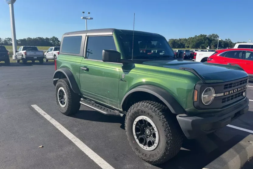 2022 Ford Bronco Base photo 1