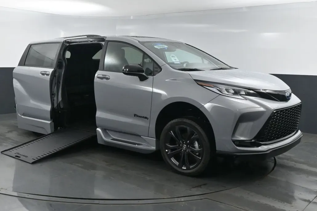 2025 Toyota Sienna XSE photo 1