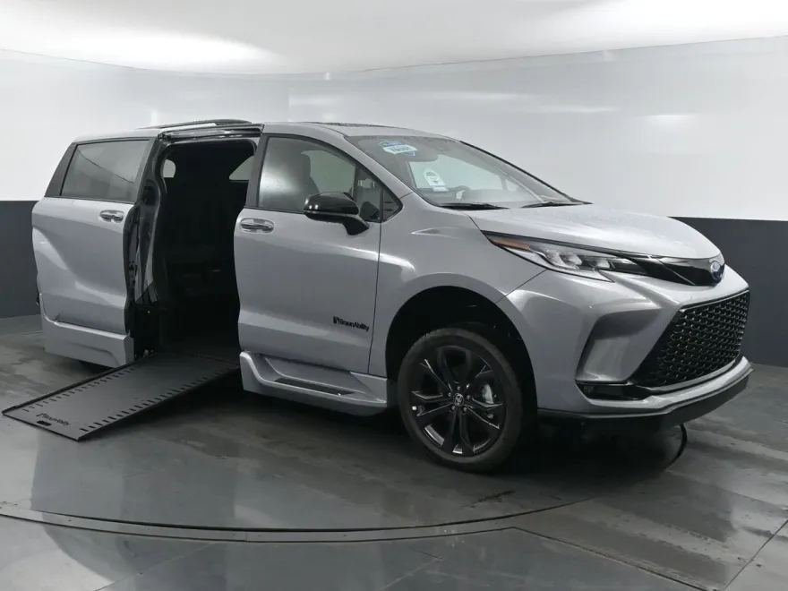 2025 Toyota Sienna XSE photo 1