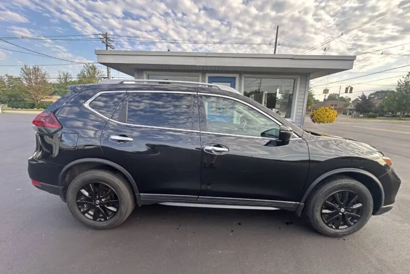 2020 Nissan Rogue SV photo 1