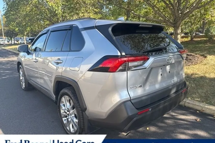 2019 Toyota RAV4 XLE Premium photo 1