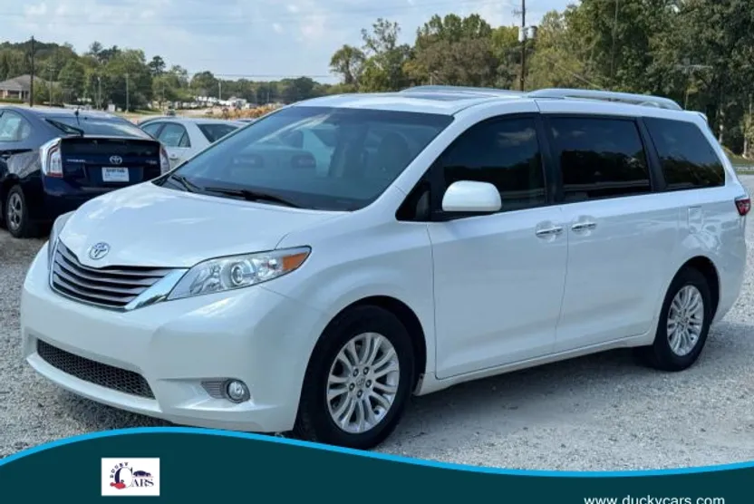 2017 Toyota Sienna Limited XLE Premium photo 1