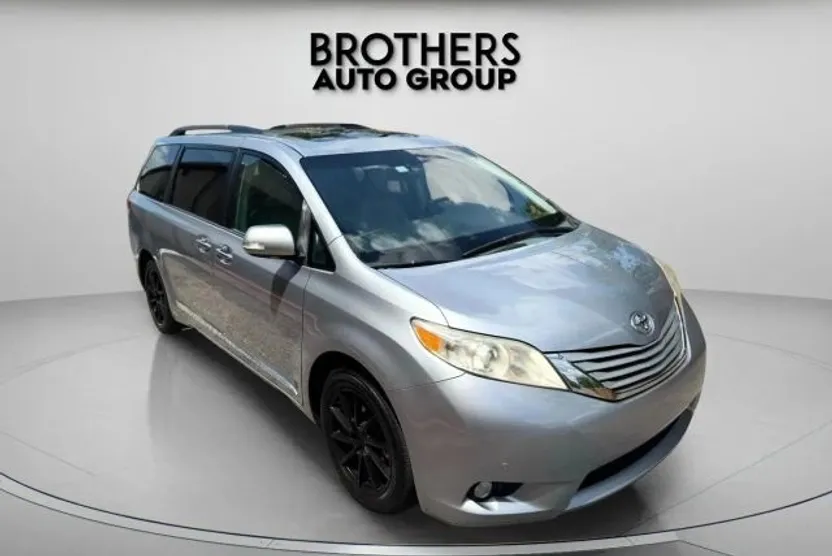 2013 Toyota Sienna Limited photo 1