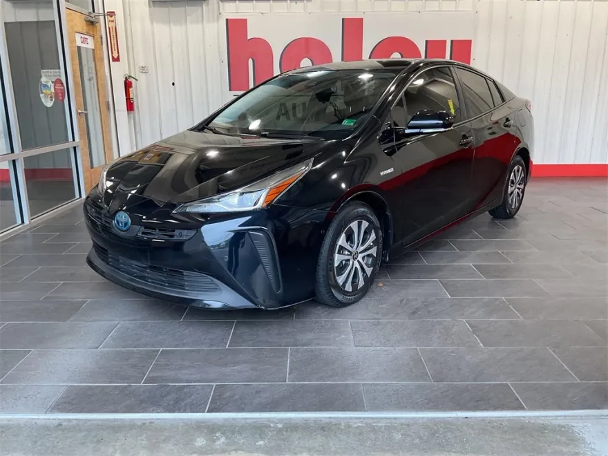 2019 Toyota Prius LE photo 1