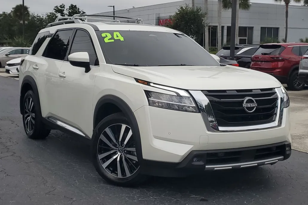 2024 Nissan Pathfinder Platinum photo 1