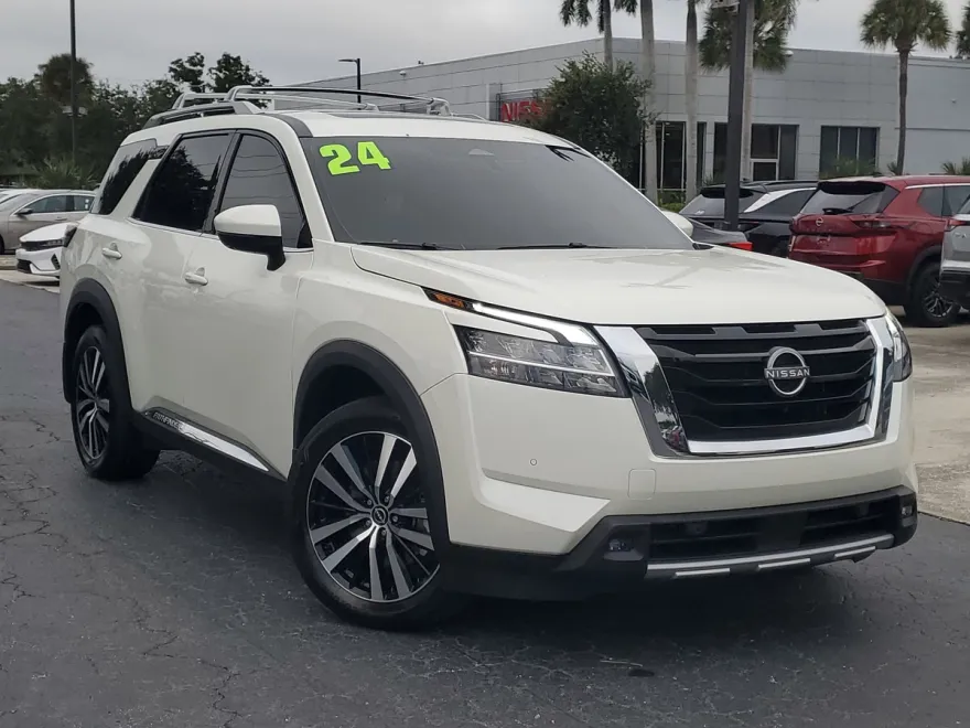 2024 Nissan Pathfinder Platinum photo 1
