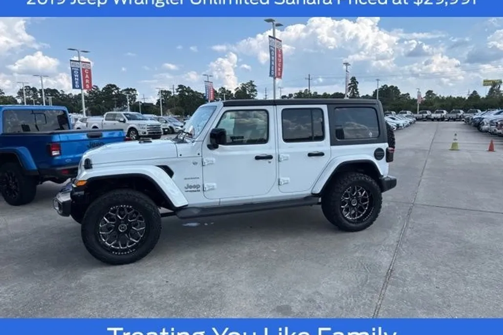 2019 Jeep Wrangler Unlimited Sahara photo 1