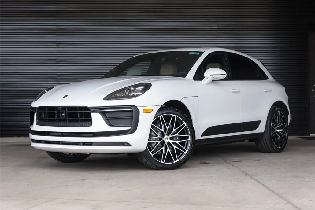 2025 Porsche Macan T photo 1