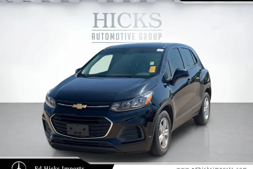 2022 Chevrolet Trax LS photo 1