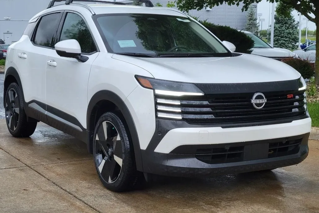 2025 Nissan Kicks SR photo 1