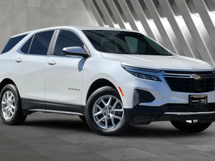 2023 Chevrolet Equinox LT photo 2