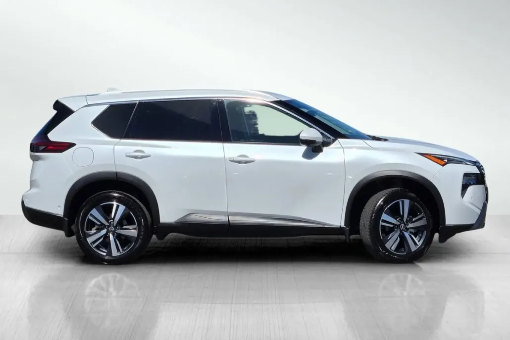 2025 Nissan Rogue SL photo 1