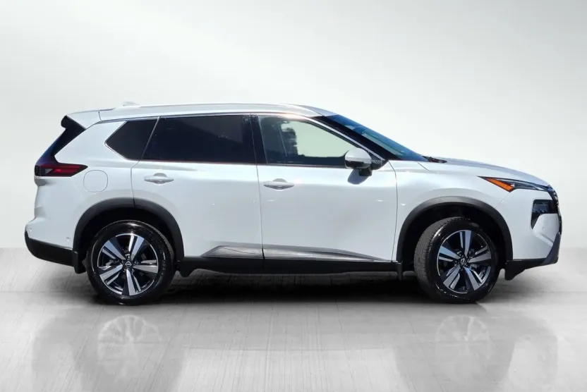 2025 Nissan Rogue SL photo 1